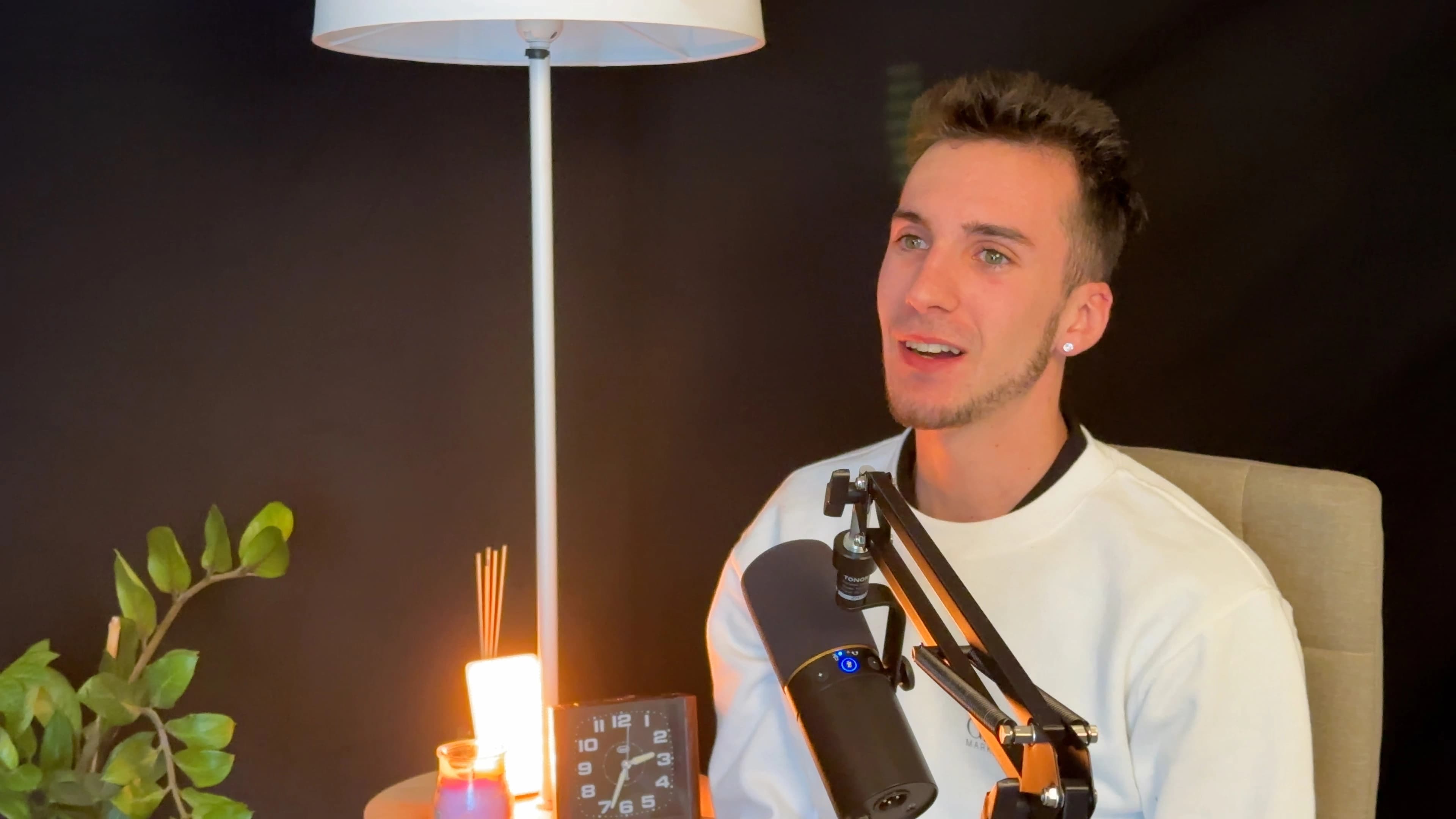 Entrevista en set de podcast con iluminación cálida