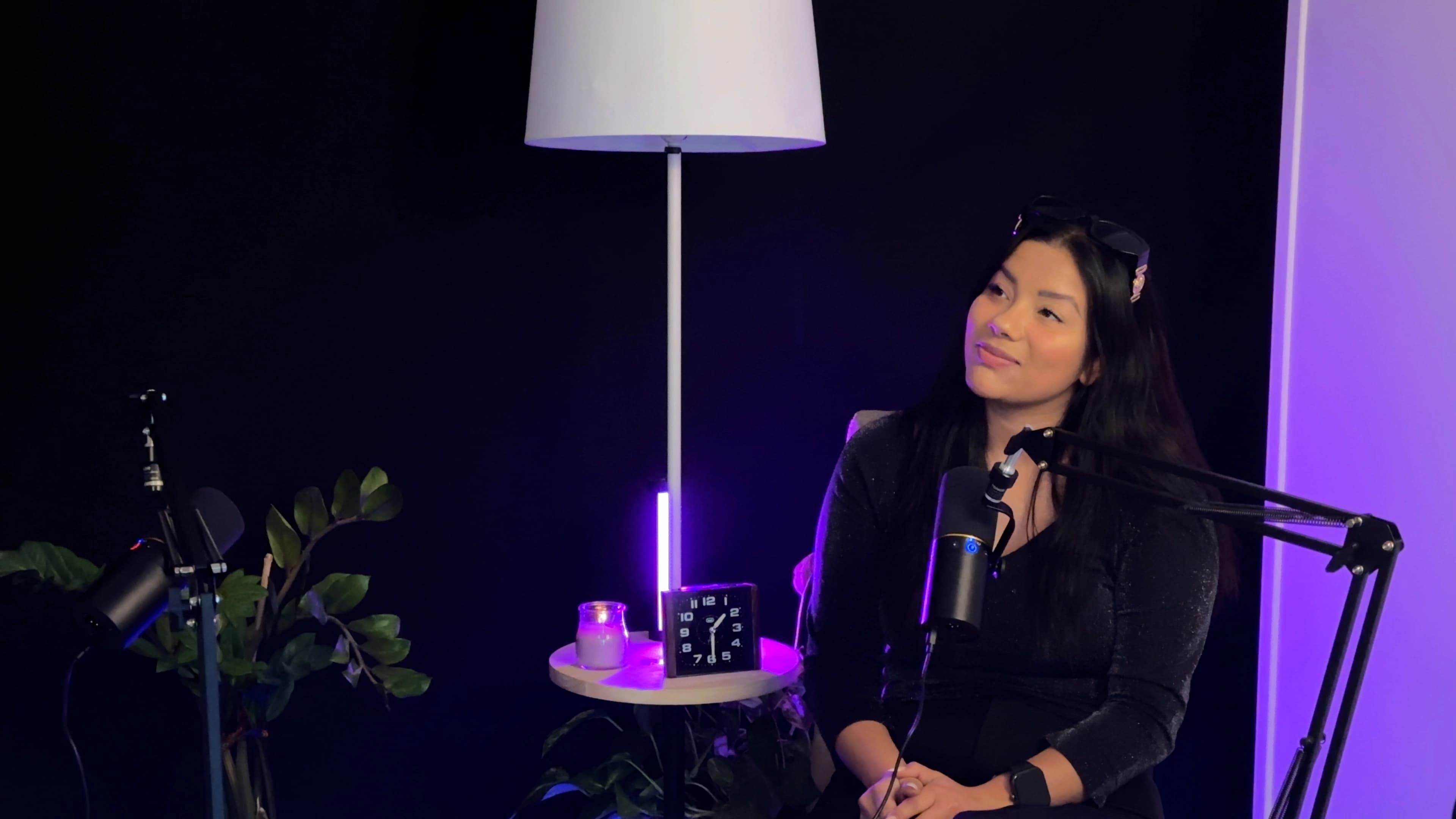 Sesión de podcast con iluminación ambiente púrpura