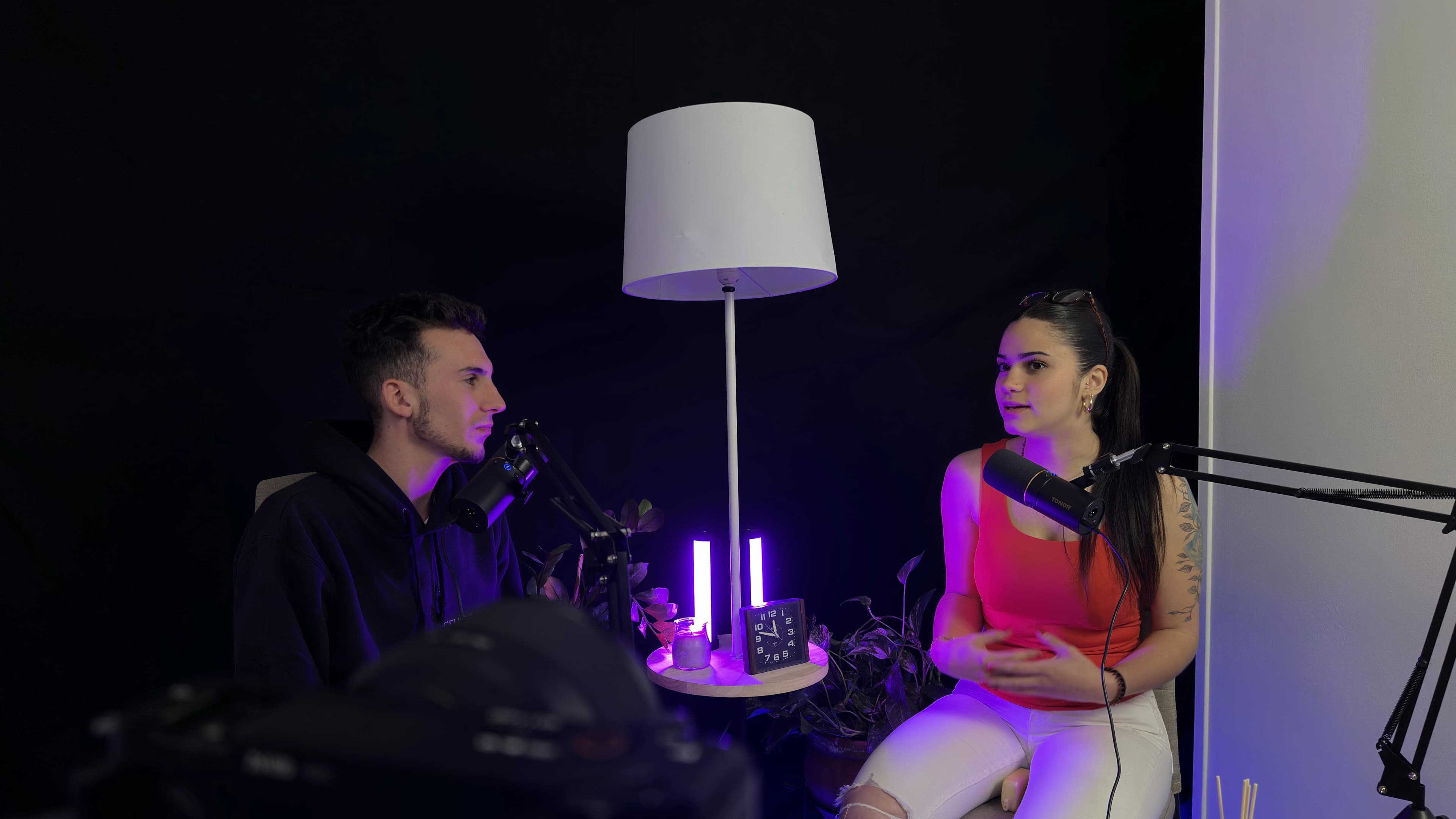 Vista amplia del set con iluminación ambiente