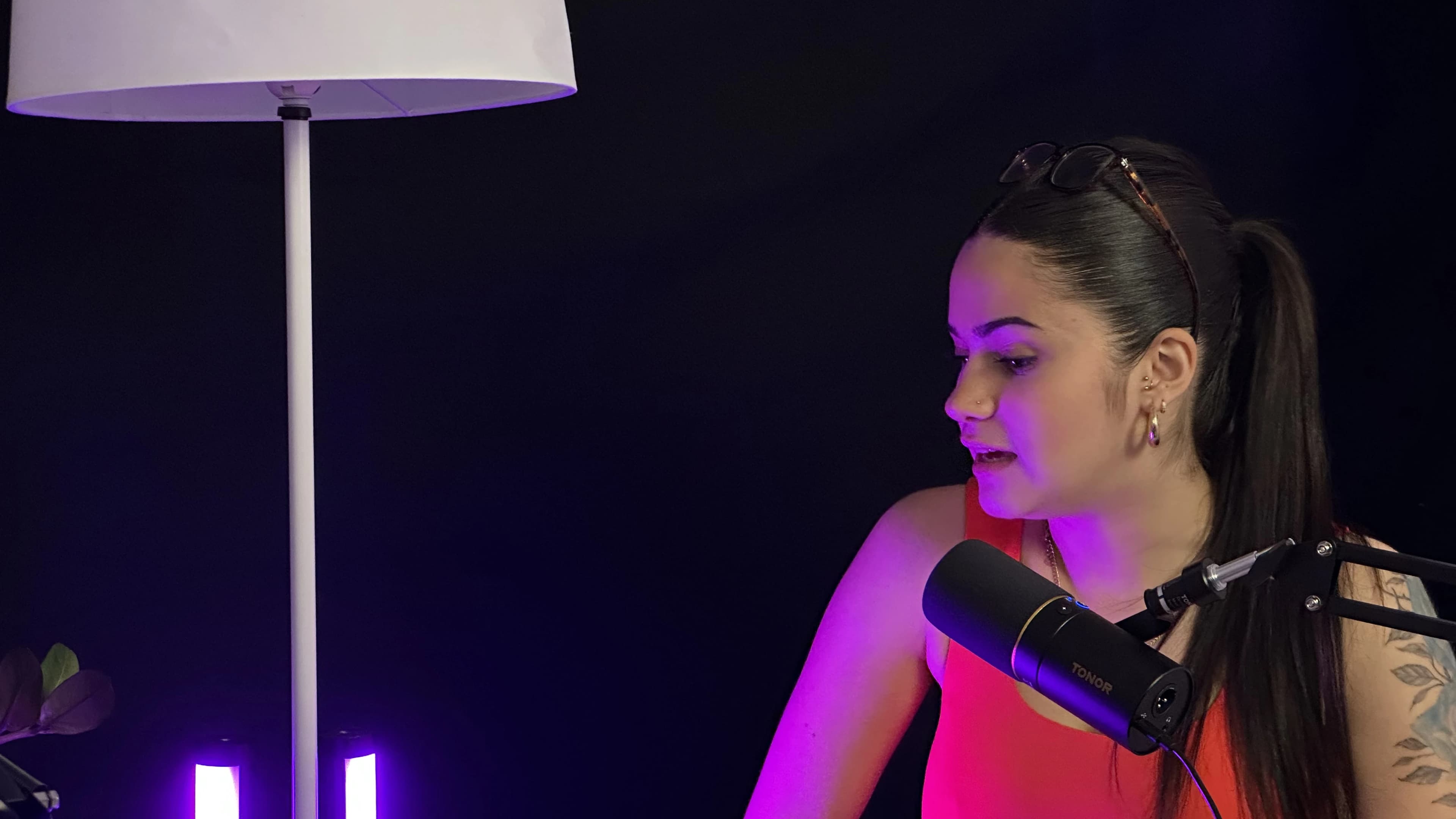 Detalle de invitada hablando al micrófono