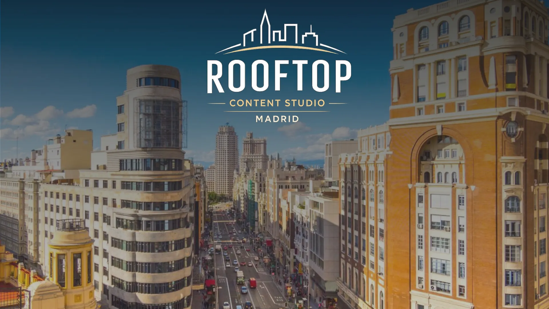 Estudio de grabación profesional con vistas al atardecer de Madrid