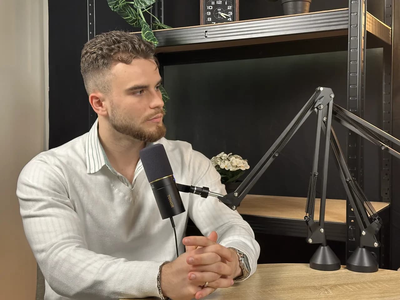 Sesión de grabación en la sala polivalente con iluminación cálida