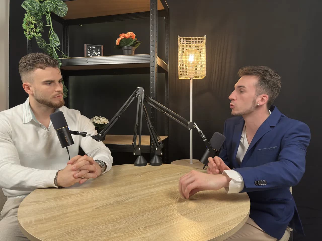 Entrevista de podcast con dos personas y micrófonos profesionales