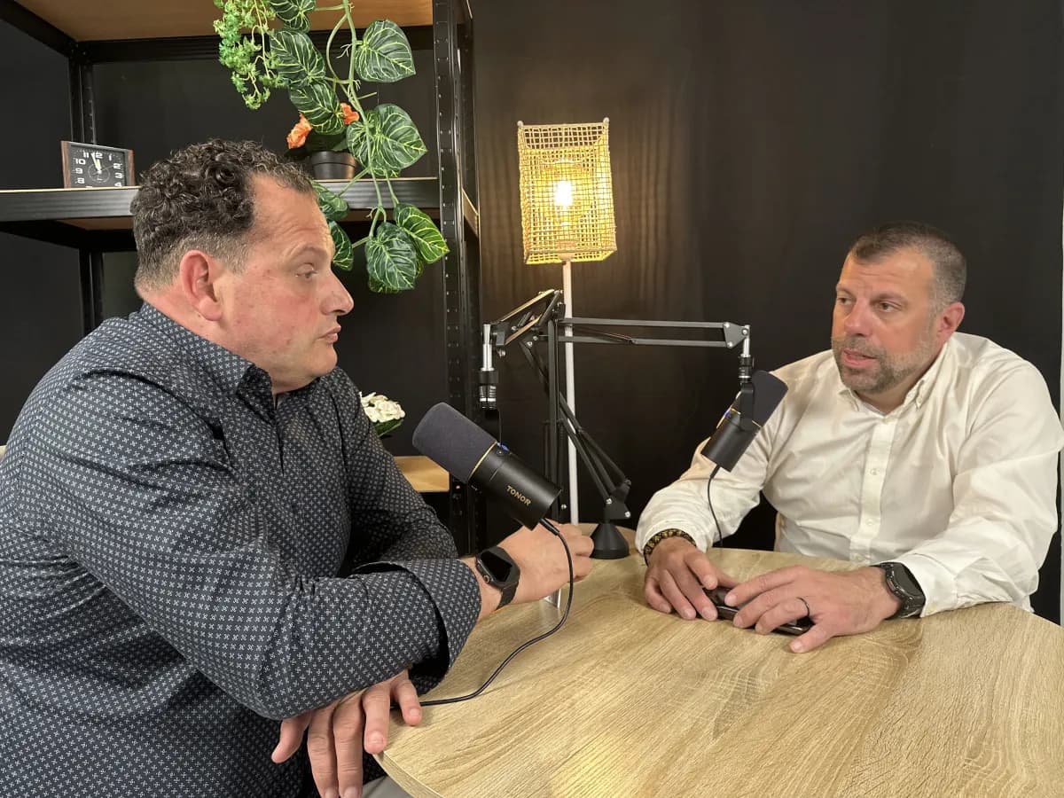 Entrevista entre dos personas en la sala de podcast