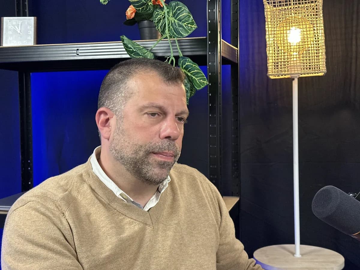 Invitado en la sala de podcast con iluminación cálida